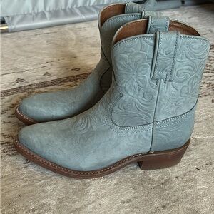 Frye Sz 6 Embossed Leather Ankle Boots - Light Blue